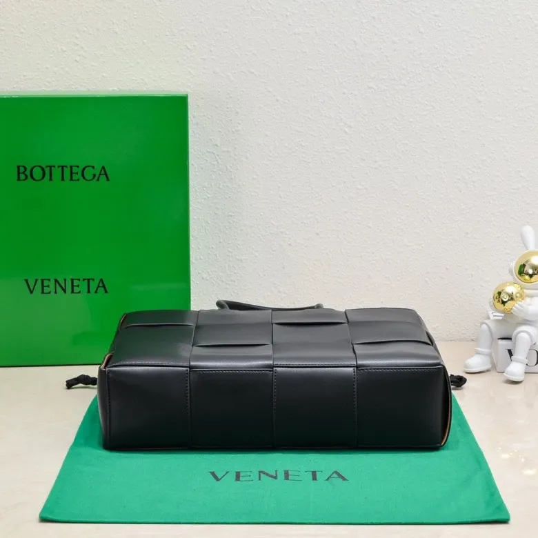 The batch of 2000 BV tote bag (small four compartments) has finally been shipped🔥🔥 The leather feels great! It's a very low-key bag. The more I look at it, the more I like it. I usually go out for rides and planes because I have a lot of stuff and need to carry a computer. Carrying a bag like this is all it takes. It comes with a small bag for storage, which is very convenient. Style number: 9898 Size: 38*10*28cm